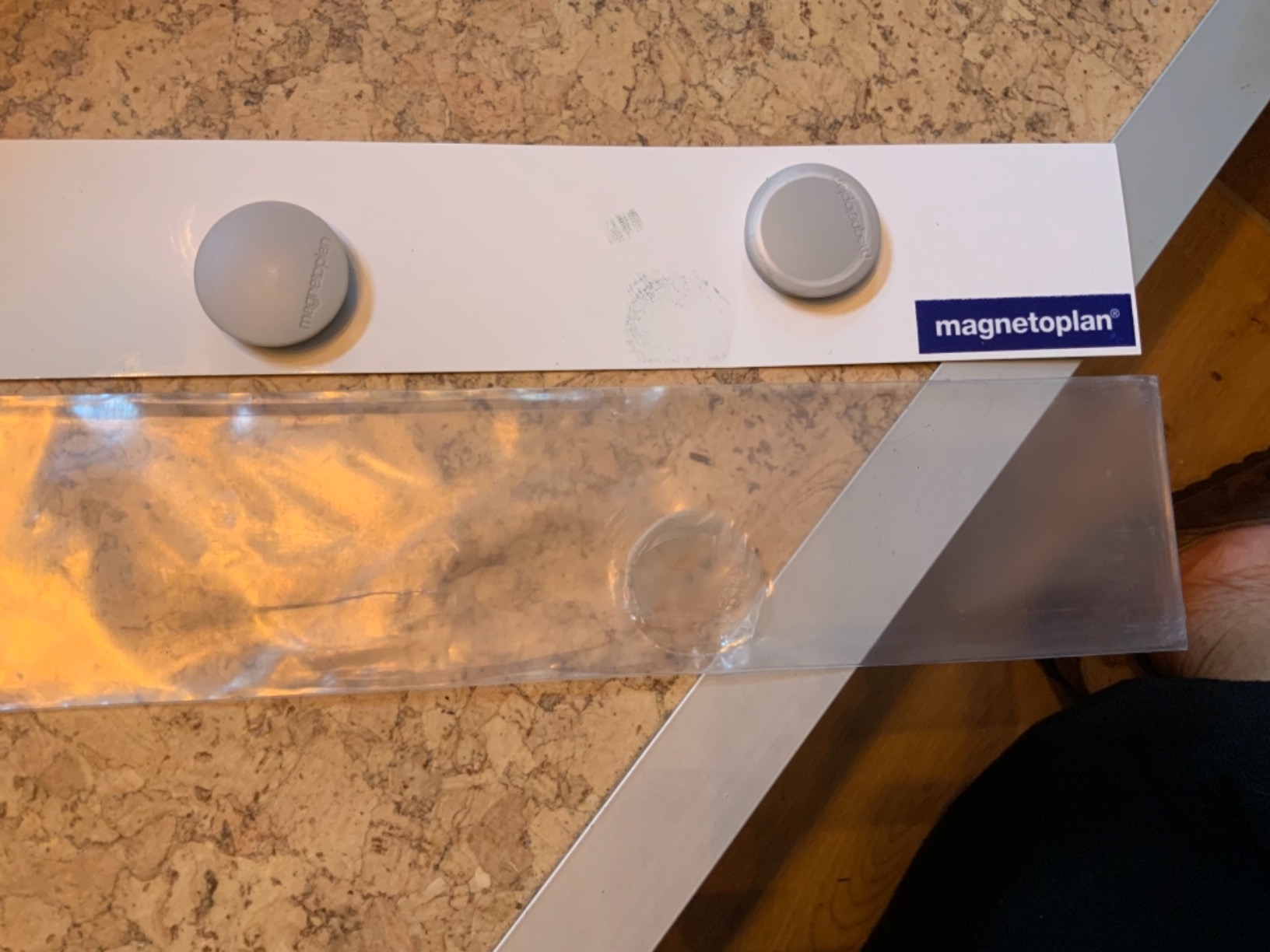 Hält vier Zettel